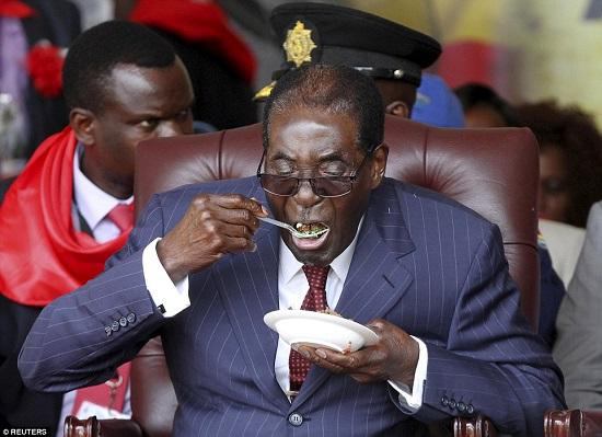رابرت موگابه در حال خوردن کیک تولد ۹۲ سالگی: رهبری که با اجرای سیاست‌های نادرست اقتصادی، مردمش را به خاک سیاه نشانید