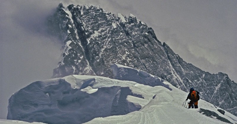🅾 صعود قله تنها نیمی از راه است:.. در طول هفته گذشته ۵ کشته و دو مفقود از اورست گزارش شده!