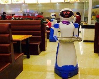 نام این روبات Nuo Nuo است که می‌تواند سفارش غذای مشتریان را تحویل دهد