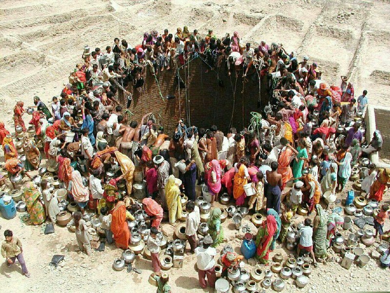 کشیدن آب از چاه، گاجارات هند. منبع: رویترز دوم فروردین روز جهانی آب گرامی باد