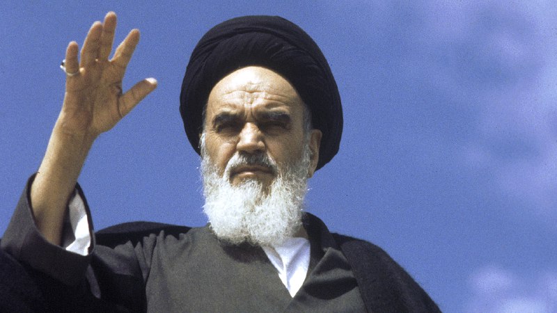 کتاب تاریخ مدرن ایران، نوشته عباس امانت.. و بالایش نوشته است انتقام روحانیت