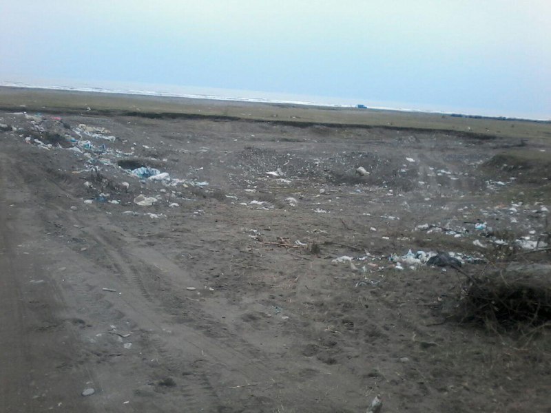 اینجا ساحل تالش …ساحلی مثل همه سواحل نازیبای شمال ایران …زباله …برداشت غیر قانونی شن و ماسه