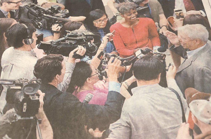 تالر در برخورد با خبرنگاران پس از اعلام جایزه نوبل