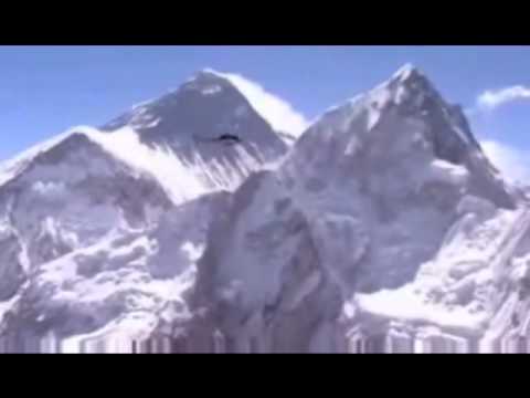 🅾 فرود بر روی قله اورست! او این کار را با هلیکوپتر Eurocopter AS۳۵۰ B۳ به انجام رساند