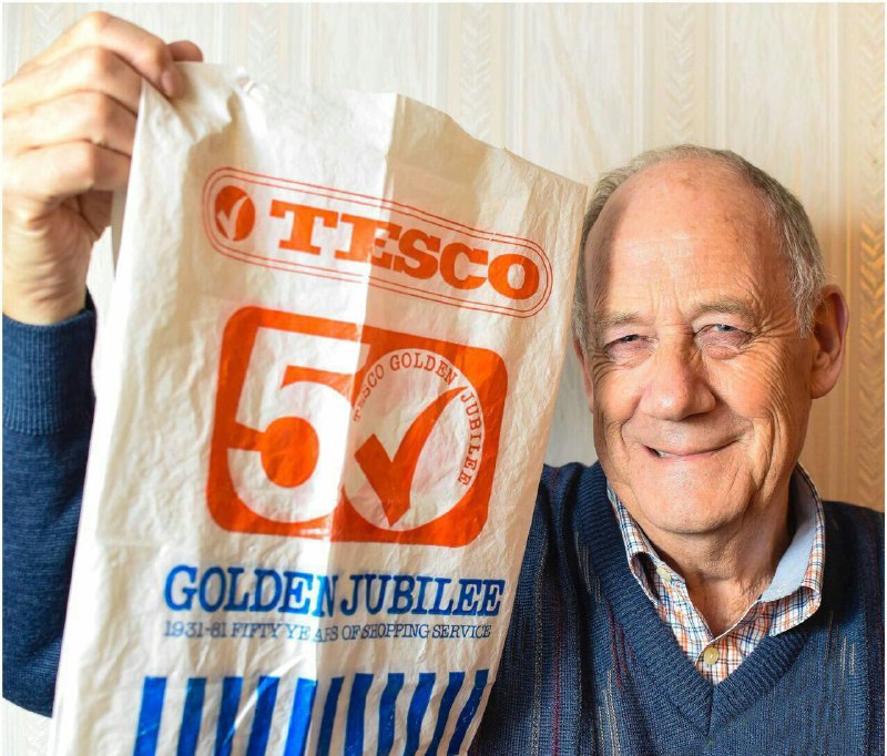 این مرد ۷۳ ساله آمریکایی ۳۴سال است که از این کیسه برای خریدهایش استفاده می‌کند؛ با این کار او زمین را از شر ۲۰۰۰۰ کیسه پلاستیکی نج