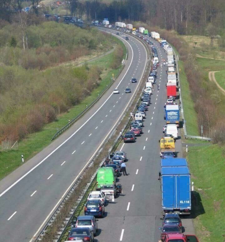 در آلمان وقتی که ترافیک سنگین باشد رانندگان به موجب قانون باید به سمت لبه هر یک از طرفین حرکت کنند تا یک خط باز برای وسایل نقلیه ا