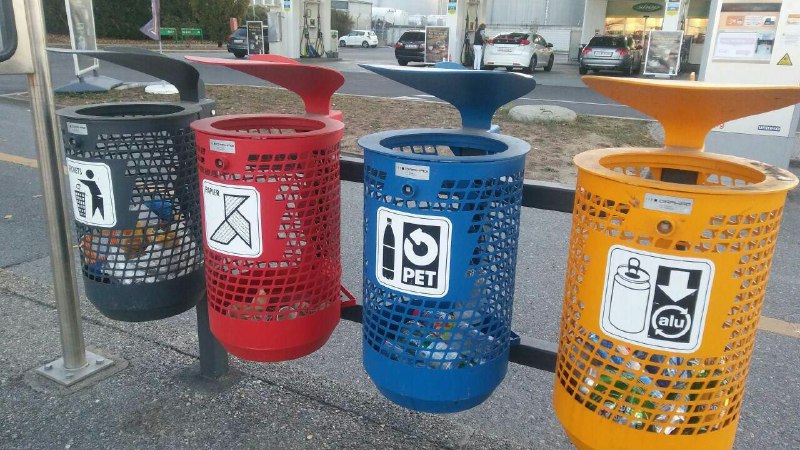 سطل‌های تفکیک زباله در سطح شهر ژنو، سوئیس.. طرح بسیار خوبی هست