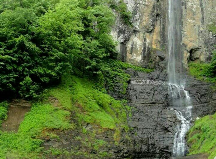🔼 آبشارلاتون با بلندای ۱۰۵ متر، بلندترین ‌آبشار ایران و گیلان است که در ۱۵ کیلومتری جنوب آستارا در روستای کوته کومه قرار گرفته است