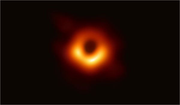 این نخستین تصویر واقعی یک سیاهچاله است که با تلسکوپ افق رویداد (Event Horizon Telescope) تهیه شده و امروز ۲۱ فروردین ۱۳۹۸ منتشر شد