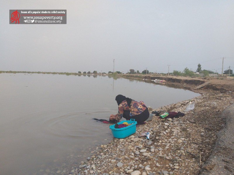 🔴 یکی از روستاییان بازگشته از کمپ به روستای خلیفه حیدر در حال شستن لباس در سیلاب رود دز (۹۸/۱/۱۸)