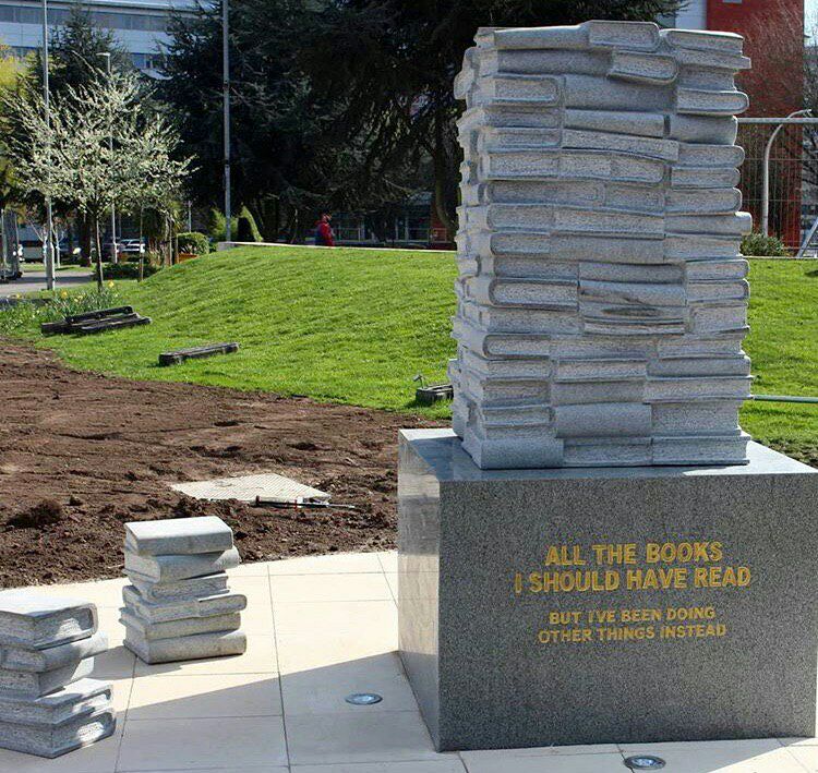 امروز از این مجسمه در وسط دانشگاه استون بیرمنگام پرده بردارى شد. با خواندن کامنت پتکانه مجسمه: