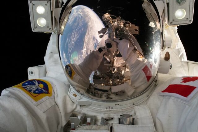 🔘یکی از فضانوردان مستقر در ایستگاه فضایی بین‌المللی به نام «دیوید سنت-ژاک» (David Saint-Jacques) یک سلفی زیبا از خود گرفت که انعکا