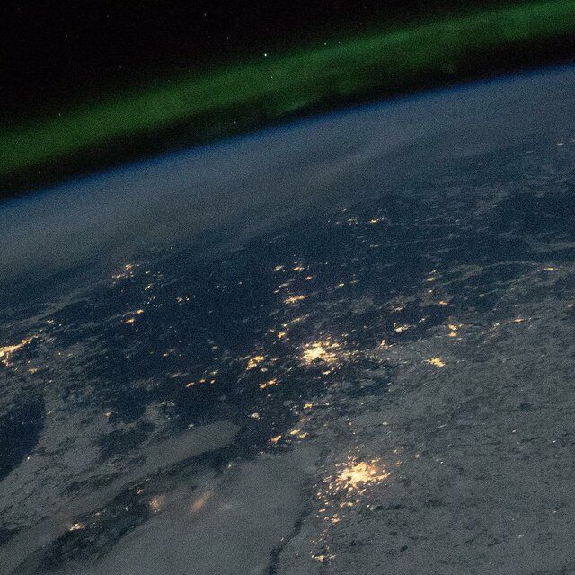 شفق قطبی بر فراز روسیه و قزاقستان از دید ایستگاه فضایی در فاصله ۲۵۰ مایلی از زمین. _. 🆔