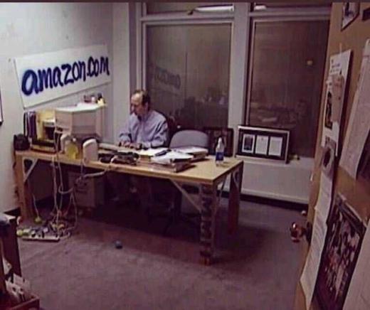 دفترکار جِف بِیزُس، موسس و مدیرعامل سایت آمازون، در سال ۱۹۹۹، پنج سال پس از تاسیس