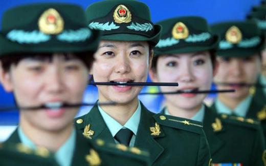 دولت چین برای پرستاران و پلیس‌ها که اغلب با عموم مردم سر و کار دارند تمرین‌های ویژه خوشرویی و لبخند برگزار می‌کند …