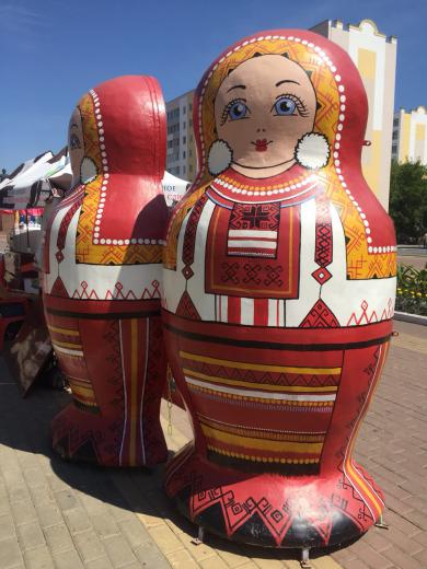 عروسکهای چوبی روسی که از کوچیک تا بزرگ داخل هم قرار میگیرند و بهشون گفته میشه