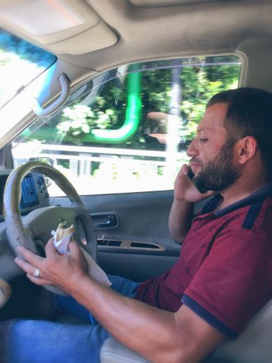 این حاج آقا، ادگار، راننده و در حال خوردن ساندویچ و تلفن صحبت کردن و رانندگی!!