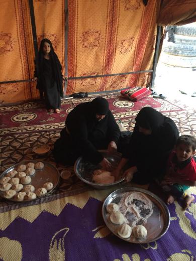 زنان عراقی در موکب در حال درست کردن خمیر نون برای ناهار زائرین و کسانی که پیاده در مسیر میرن!