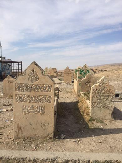 قبرستان شهر سنجار که البته شهرش هم خیلی فرقی با قبرستان نداره، آدمها از درون مردن!