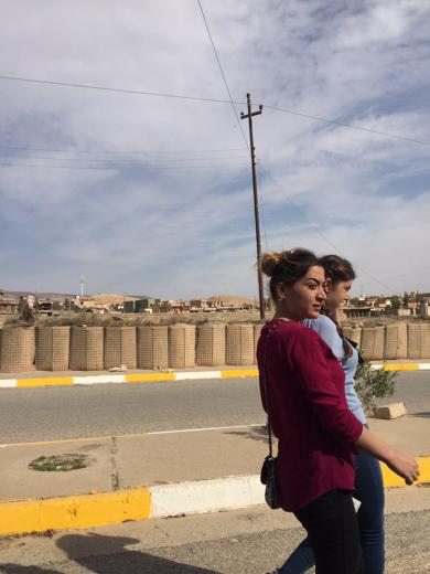 دختران ایزدی، در حال راه رفتن در شهر سنجار شهری ویران شده که میخواد زنده بمونه