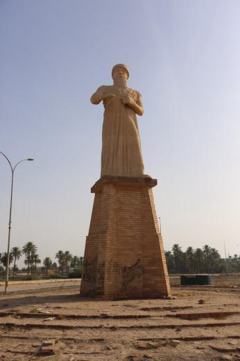 مجسمه حمورابی در بابل که البته خیلی قدمت نداره!