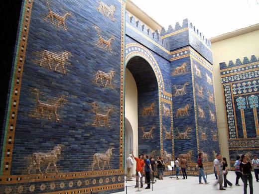 دروازه ایشتار، هشتمین دروازه بابل و مربوط به پونصد سال قبل ازمیلاد، که بازسازی شده اون در موزه برلین قرار داره!