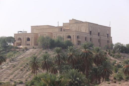کاخ صدام از نمایی نزدیکتر و بر روی تپه‌ای مشرف به شهر بابل و رود فرات!