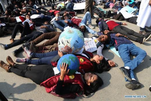 نزدیک به هزار نفر از فعالین محیط زیست در کاتماندو پایتخت نپال در اعتراض به آلودگی هوا با بستن یکی از خیابان‌های اصلی شهر مانع تردد