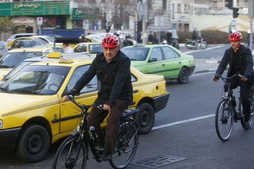 ✅شهردار تهران در حرکتی «نمادین» به پویش سه شنبه‌های بدون خودرو پیوسته است