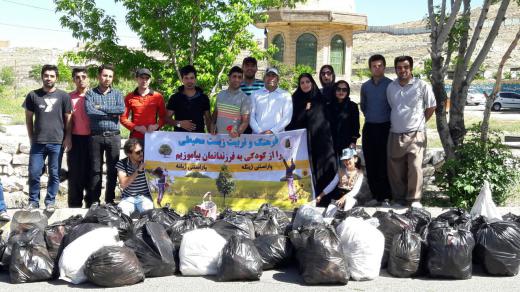 قروه کردستان. همکاری عده‌ای از داوطلبین برای پاکسازی طبیعت
