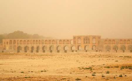اصفهان از شدت گرد و غبار خوزستانی دیگر شده است با این تفاوت که منشاء گردو غبار اصفهان کاملا داخلی است