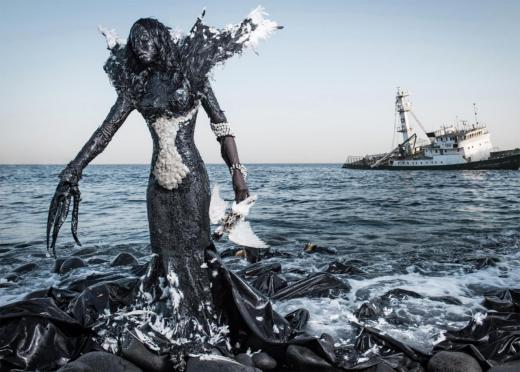 اعتراض به آلودگی نفتی آب‌ها با استفاده از هنر محیطی