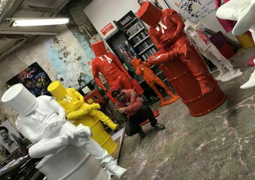 نمایشگاه مجسمه‌های هنری «دیوید دیوید» با سطلی وارونه بر روی سر شخصیت‌ها برای نشان دادن مهمترین معضل انسان مدرن از نظر او: ناتوانی 