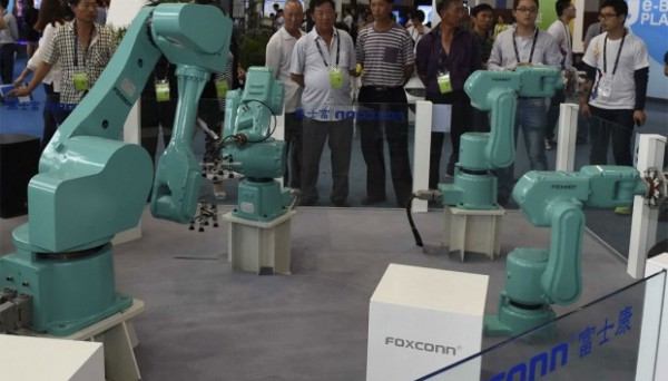 فاکسکان ۶۰ هزار نفر از کارگرانش را با ربات جایگزین کرده است