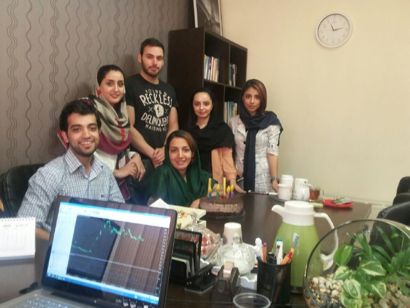 وضعیت اتاق بنده وسط تایم بازار. امروز تولد دونفر از همکاران عزیزم در آساسرمایه ست