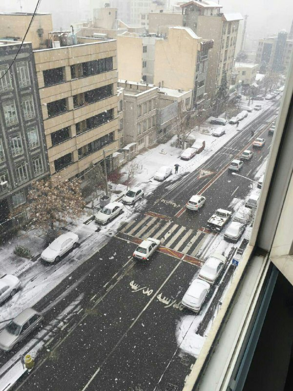 برف تهران را سفید پوش کرده است. صبح برفی تان بخیر❤️