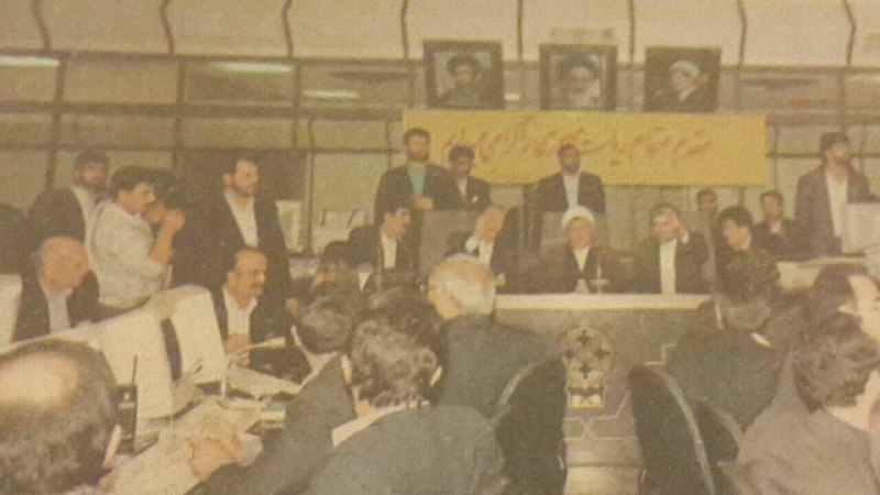 عکس تاریخی حضور مرحوم هاشمی در تالار بورس خیابان حافظ.۱۳۷۴