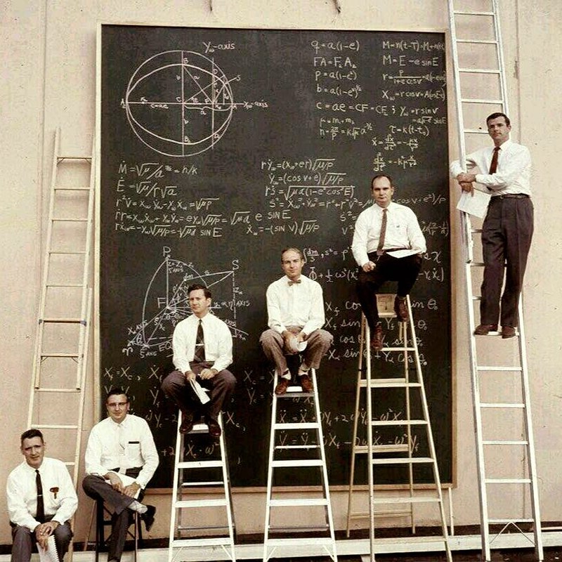 عکسى از دانشمندان ناسا در حال محاسبات پیچیده بر روى تخته سیاه قبل از اختراع PowerPoint در سال ۱۹۶۱