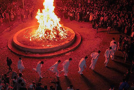 ‍ 🔵 جشن سده چیست؟.. 👈 امروز که دهم بهمن‌ماه است، عده‌ای از مردم کشورمان جشن سده را برگزار می‌کنند