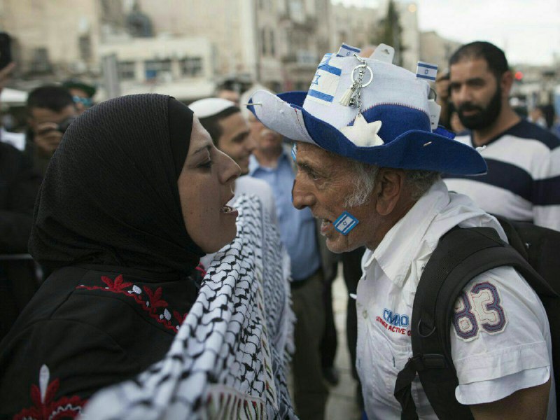 جدال زن فلسطینی و مرد اسرائیلی پیش از افتتاح سفارت جدید آمریکا در بیت‌المقدس/عصرایران