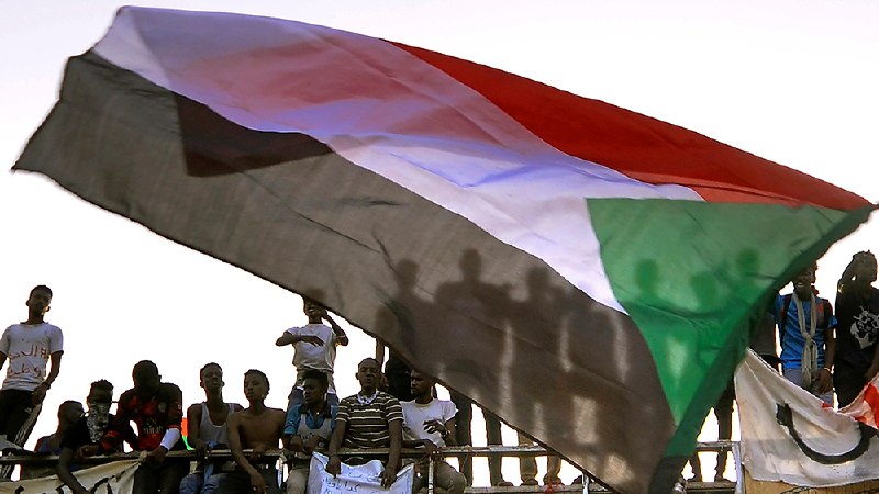 🔴 هزاران سودانی در تجمعات خواستار کناره‌گیری عمر البشیر شده‌اند؛ ارتش به زودی اعلامیه مهمی صادر می‌کند