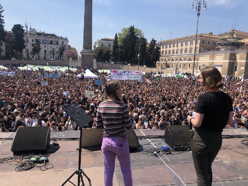 سخنرانی گرتا تانبرگ در حضور ۲۰۰۰۰ نفر متحصن در رم. ایتالیا. جمعه‌هایی برای آینده
