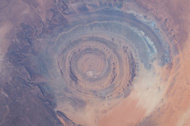 تصویر معروف به چشم صحرا (واقع در شمال شرقی موریتانی) که فضانوردان ایستگاه فضایی از فاصله ۲۵۵ مایلی گرفتند …🆔