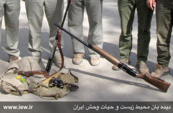 دو قبضه اسلحه پنج تیر غیرمجاز، مهمات و سایر ادوات شکار کشف شده از شکارچیان متخلف در پارک ملی بمو