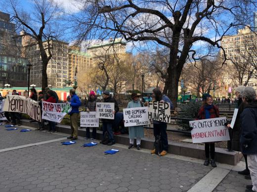 شنبه ۲۹ دسامبر، ۸ دی، حدود ۴۰ نفر در یونین اسکوئرِ منهتن، علیه دولت آمریکا و عربستان سعودی بابت جنگ یمن تظاهرات می‌کردند
