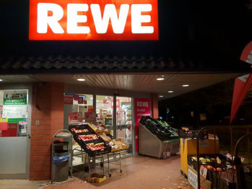 فروشگاههای REWE بر خلاف فروشگاههای ارزانتر مثل ALDI و Lidl که تا ۸ شب و فقط توی مناطق خیلی شلوغ شهر هستند، تا ۱۰ شب باز هستند و مع