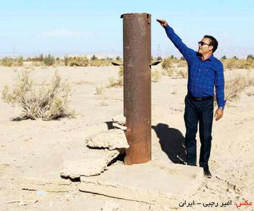 این عکس لوله یک چاه مطالعاتی در دشت اردکان یزد است که دیتالاگر‌های شرکت ایران من (شریف تراشه) درون آن قرار دارد تا ارتفاع و دمای آ