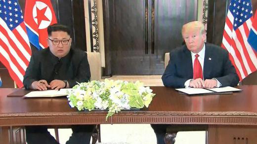🌀 رهبران آمریکا و کره شمالی جلوی خبرنگاران یک سند امضا کردند که گفتند نسخه‌ای از آن را به‌زودی به رسانه‌ها می‌دهند