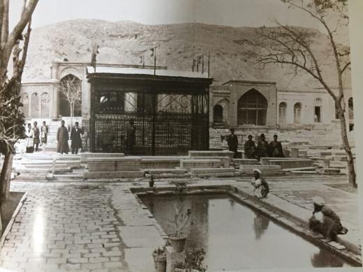 آرامگاه حافظ در دوران قاجار!. عکس از کتاب تاریخ عکاسی در ایران