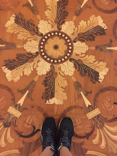 کاری کف زمین در موزه هرمیتاژ که با چوب بود و طرحش، شبیه طلاکاری سقف بود